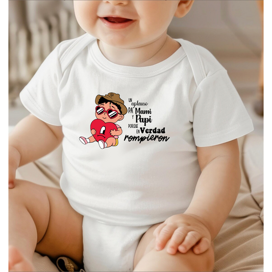 Aplauso A Mami y Papi Baby Onesie